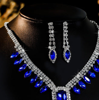 Robe de banquet élégante et stylée avec collier