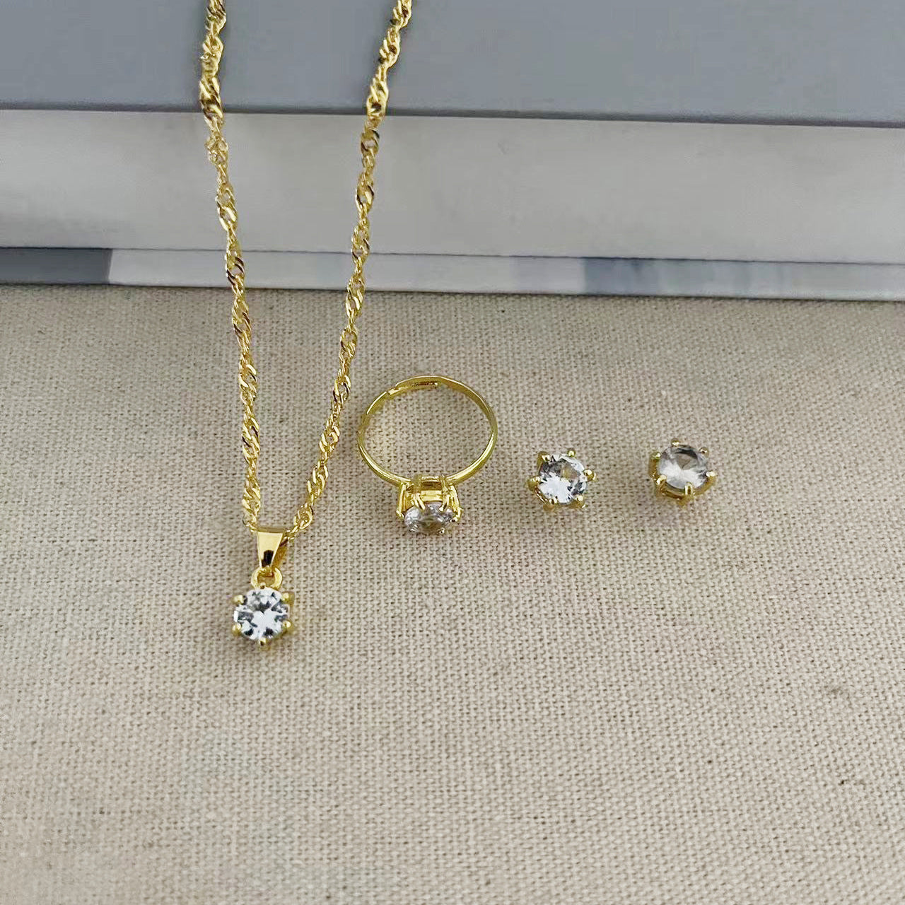 Nouvelles boucles d'oreilles à tige rondes simples en zircone