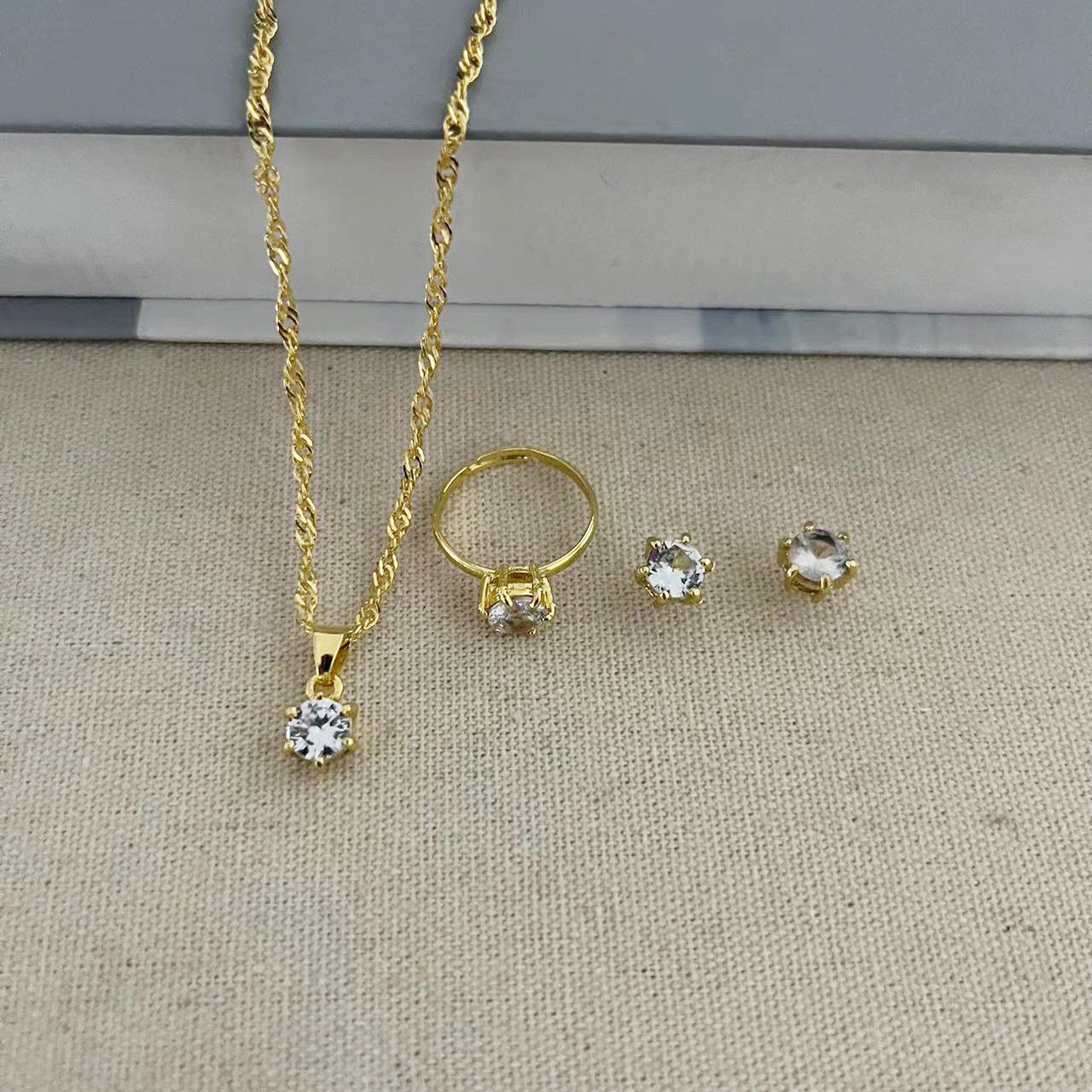 Nouvelles boucles d'oreilles à tige rondes simples en zircone