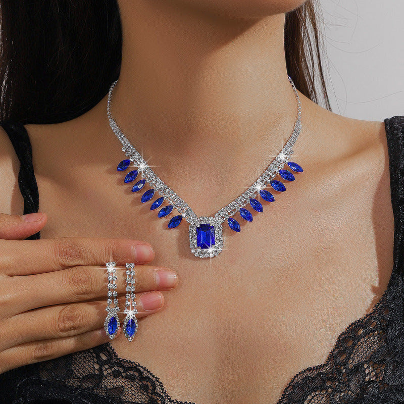 Robe de banquet élégante et stylée avec collier